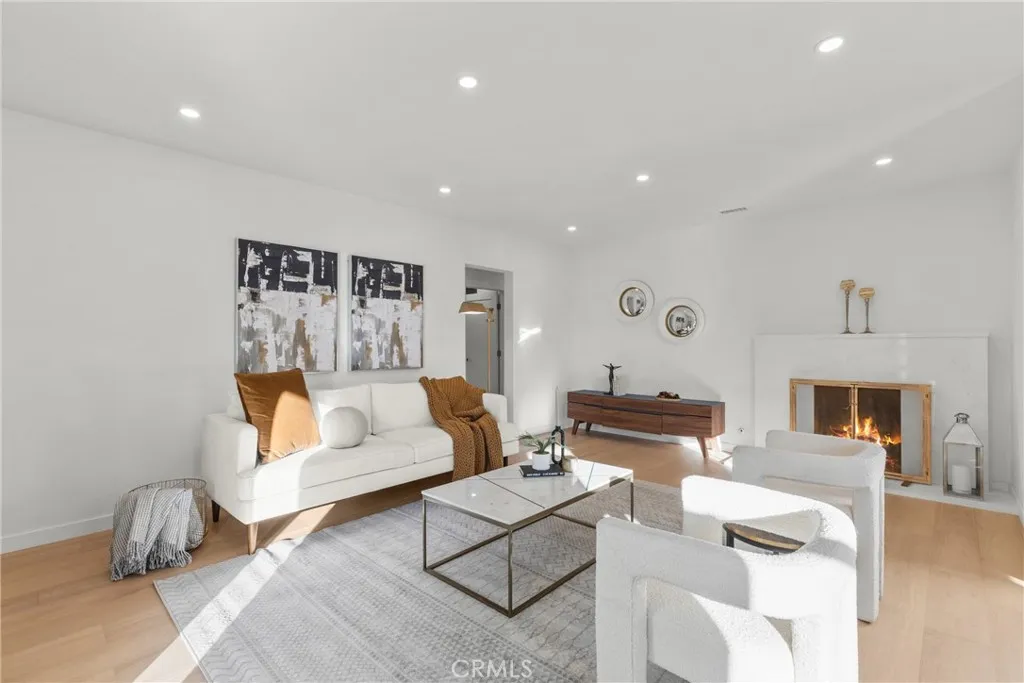 1724 S Fairfax, Los Angeles, California 90019 home-pic-3